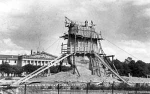 Памятник Петру I в защитном устройстве на площади Декабристов, август 1941 г. 