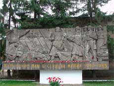 Барельеф в честь погибших кировцев—жителей блокадного Ленинграда (ул. Маршала Говорова, д. 29).