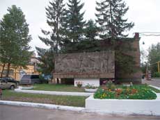 Барельеф в честь погибших кировцев.