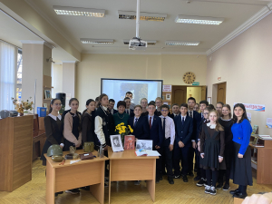 На Барбашовом поле памятник взметнулся; Шагнул в бессмертье воин &ndash; вечно будет жить!